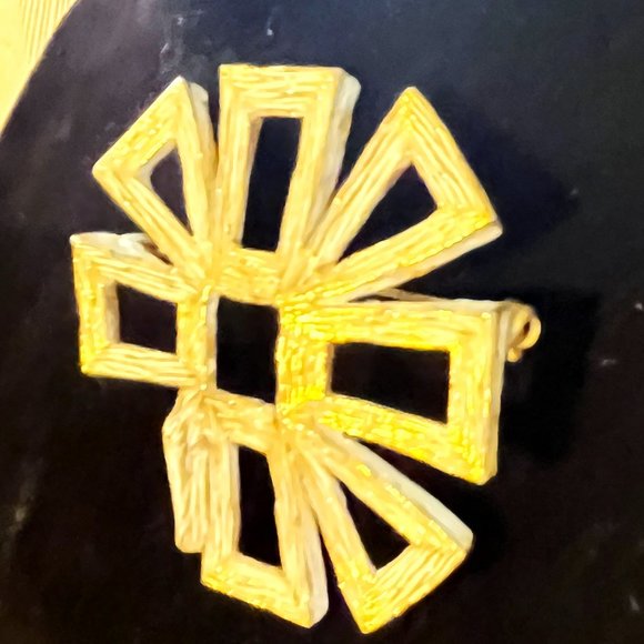 Rare LISA gold tone and white enamel brooch - Picture 3 of 4